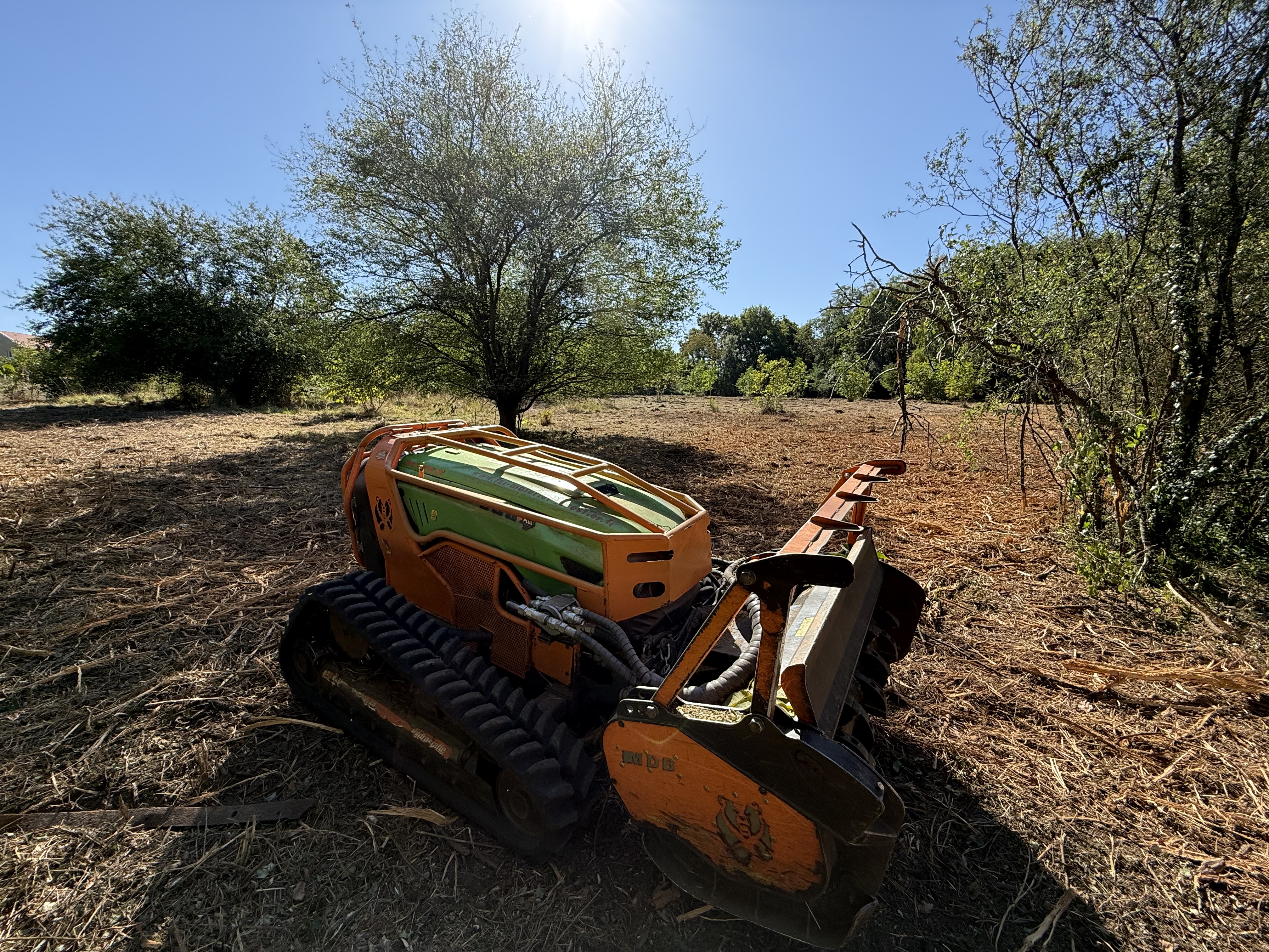 Débroussaillage professionnel de terrain par robot télécommandé MDB LV600
Intervention rapide sur friches, terrains en pente, talus et zones difficiles d’accès. Le robot LV600 assure un débroussaillage puissant, précis et sécurisé, sans abîmer le sol, pour particuliers, professionnels et collectivités.